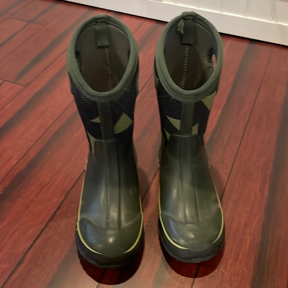 Kids Boggs size 4